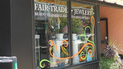 Shop window with signage vinyl application | © Scandraft